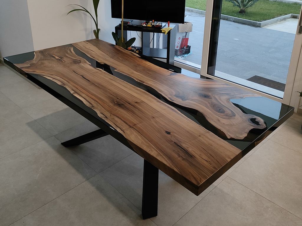 Tavoli legno e resina Bologna